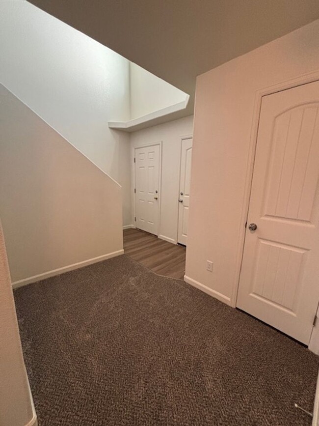 Building Photo - 3 Bedroom 2 1/2 Bath Townhouse in Saddle R...