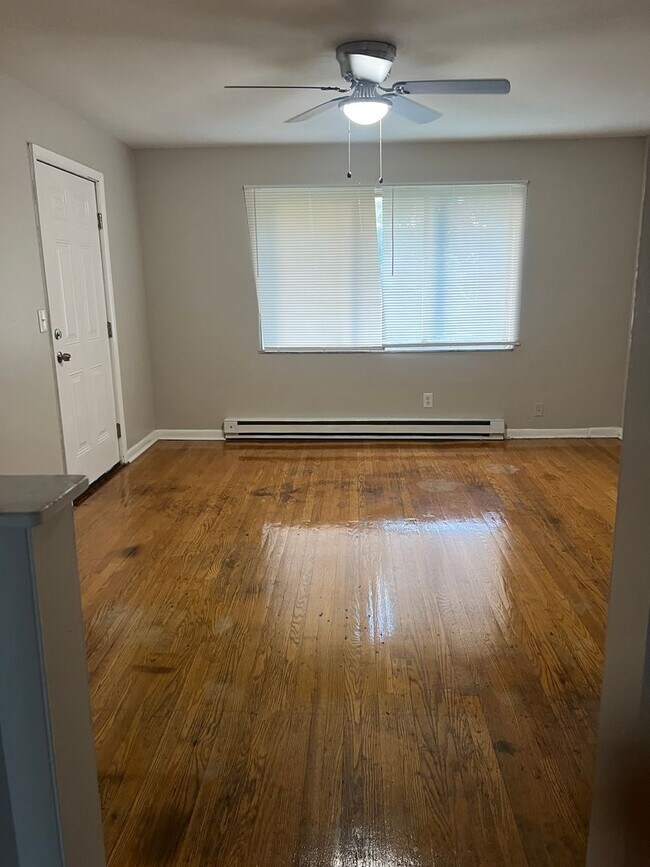Foto del edificio - 6111 Laurel Hall Dr