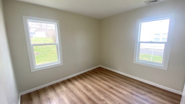 Building Photo - Beautiful 3 Bedroom Home & Large Garage!