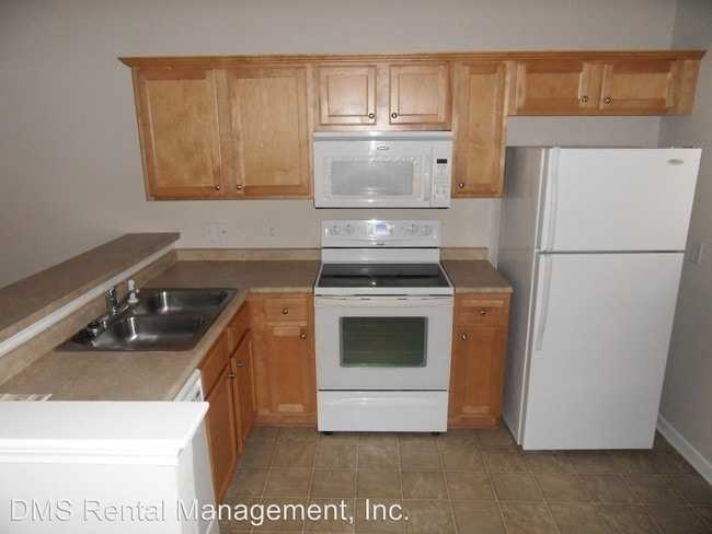 Building Photo - 3 br, 2.5 bath House - 1074 Martin Rd