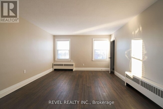 Photo du bâtiment - 350 Simcoe St N