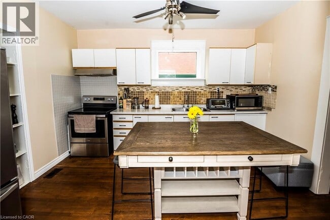 Building Photo - 408 Wellington St N