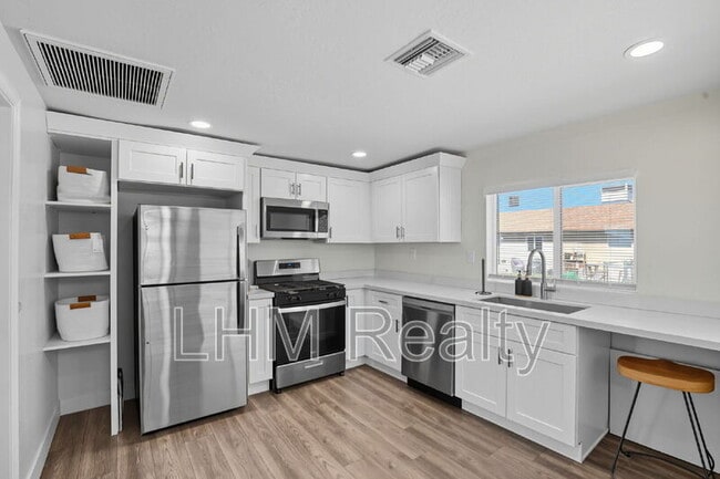 Building Photo - 436 S Oregon St
