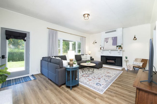 Building Photo - 729 E State St