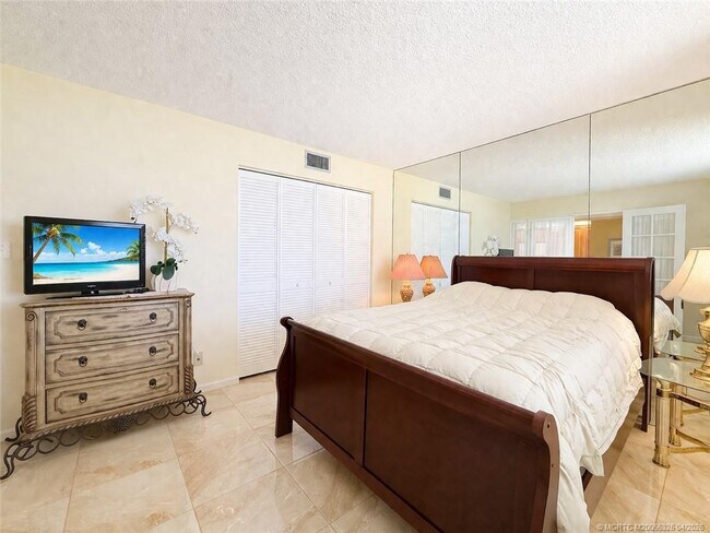 Building Photo - 9500 S Ocean Dr