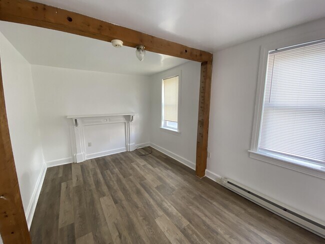 Building Photo - 819 Manor St