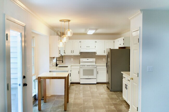 Building Photo - 2 Story 3/2.5 +Bonus Rm / 4th Bed