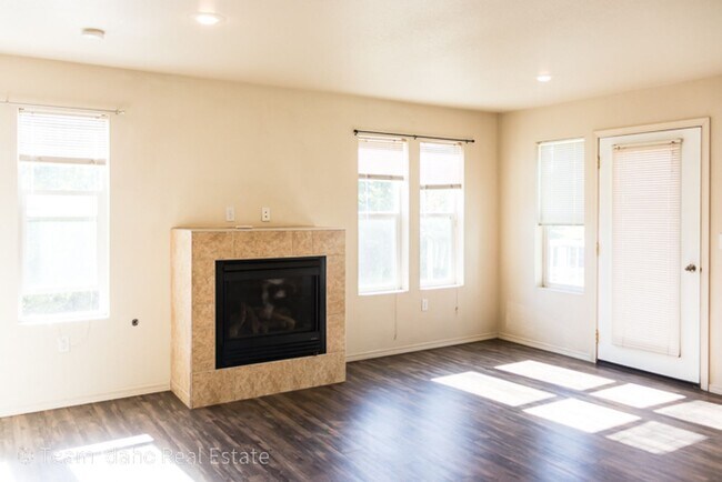 Building Photo - Garfield Duplex 4