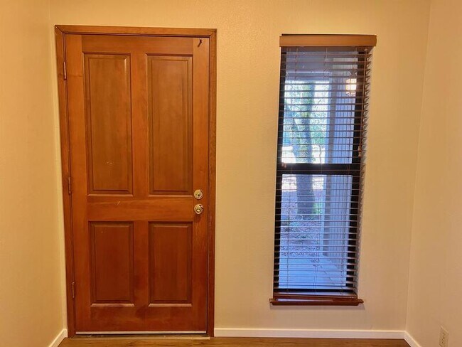 Building Photo - 15925 Thiel Way