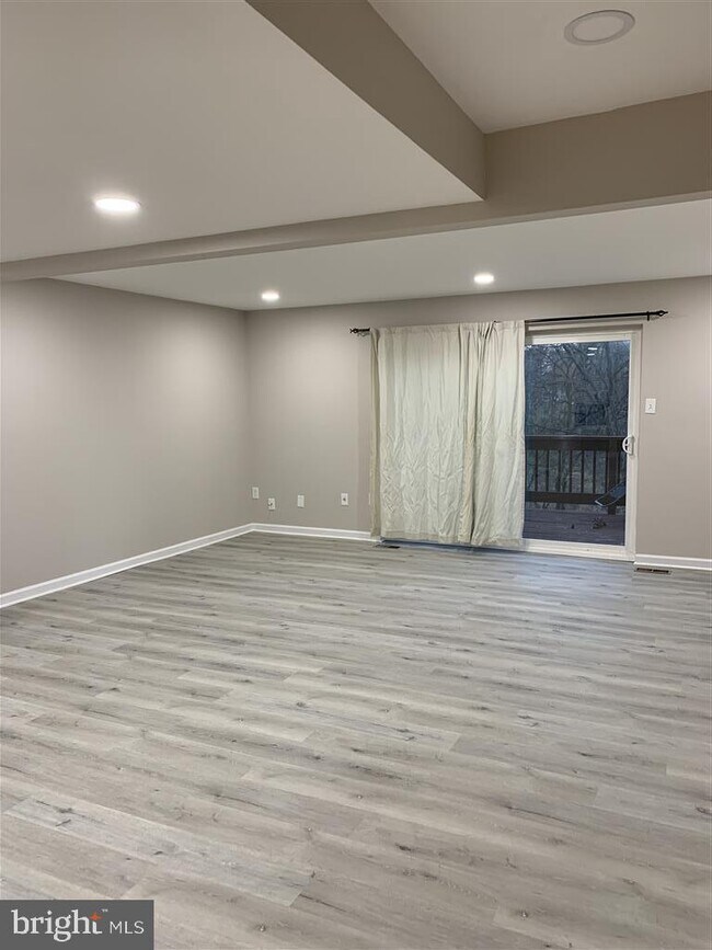 Building Photo - 81 Arverne Ct