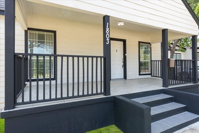 Foto del edificio - 1803 N Winnetka Ave