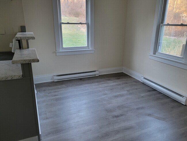 Foto del edificio - 372 Lammey Rd