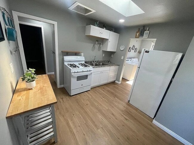 Building Photo - Cute House in Imperial Beach!