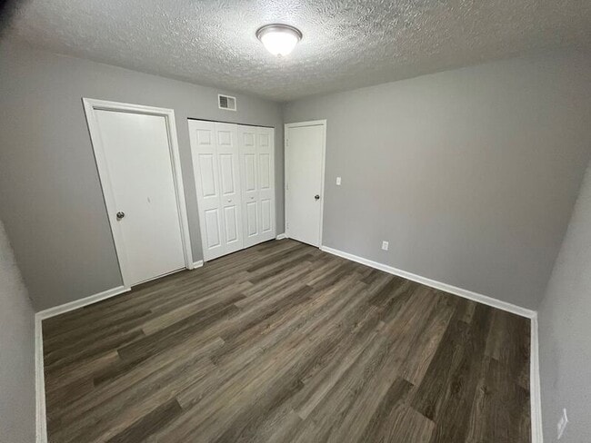 Building Photo - 670 Knox Blvd