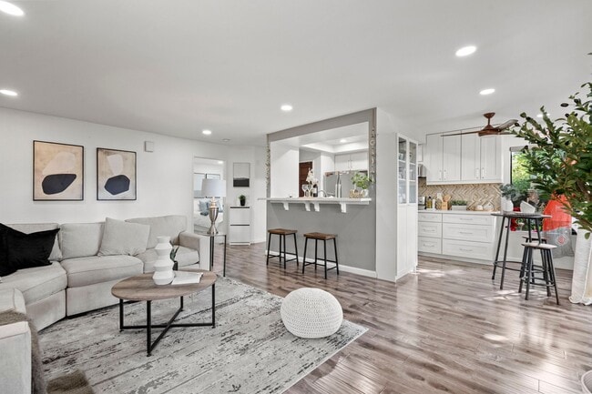 Foto del edificio - 874 Cherry Glen Cir