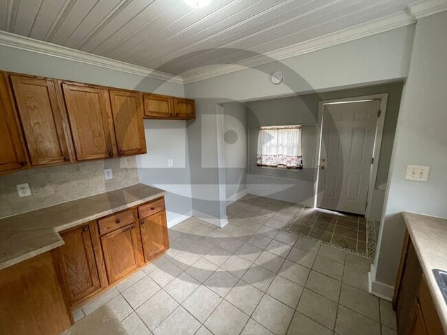 Building Photo - 3 Beds & 2 Baths House | Pet-Friendly | No...