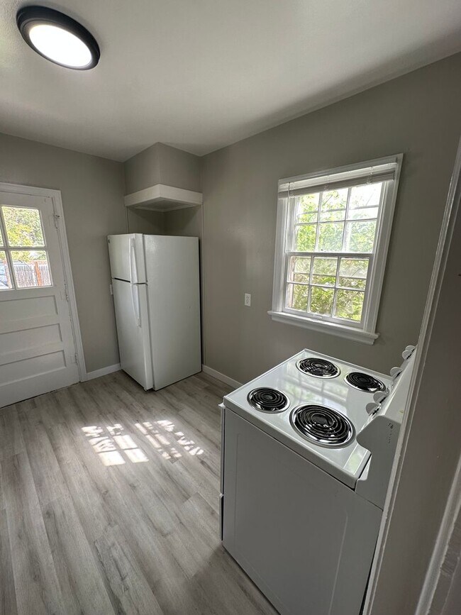 Building Photo - 2 BEDROOM, 1 BATHROOM APARTMENT