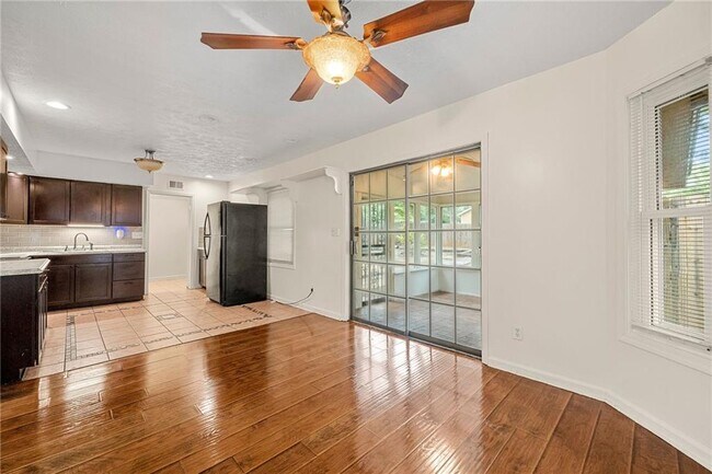 Foto del edificio - 6400 Oak Chase Ln