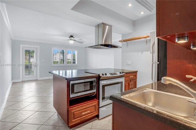 Foto del edificio - 801 NE 18th Ct