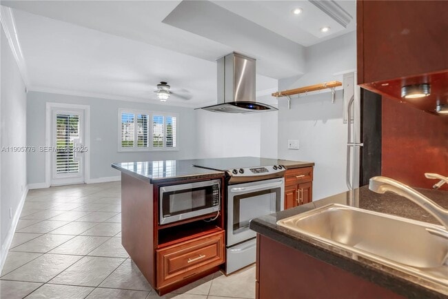 Building Photo - 801 NE 18th Ct