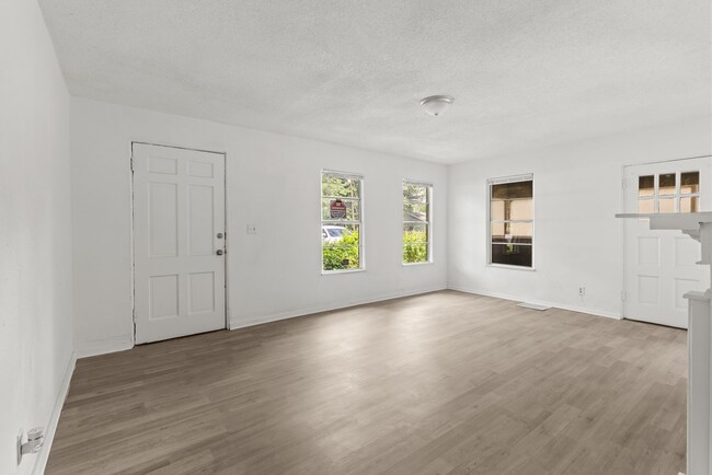 Foto del edificio - Stylish & Newly Renovated 4 Bedroom 2 Bath...