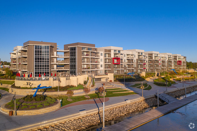 Building Photo - River Vista