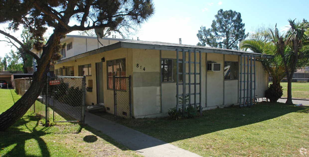 Building Photo - 874 N Los Robles Ave