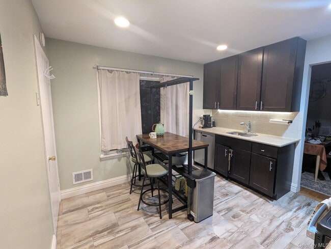 Foto del edificio - 14-12 Waters Edge Dr