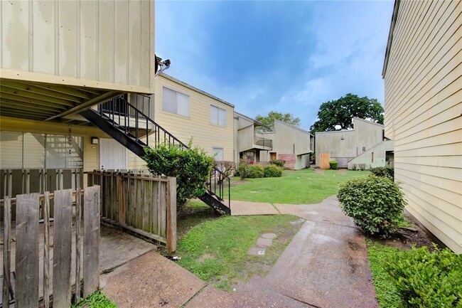 Building Photo - 5625 Antoine Dr