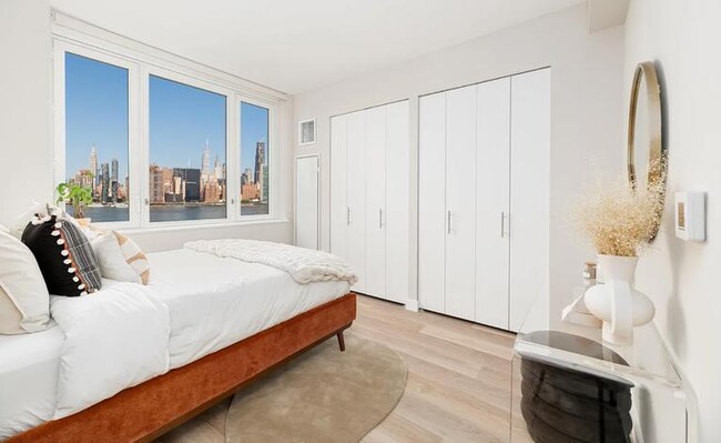 Building Photo - 1 bedroom in LONG ISLAND CITY NY 11109