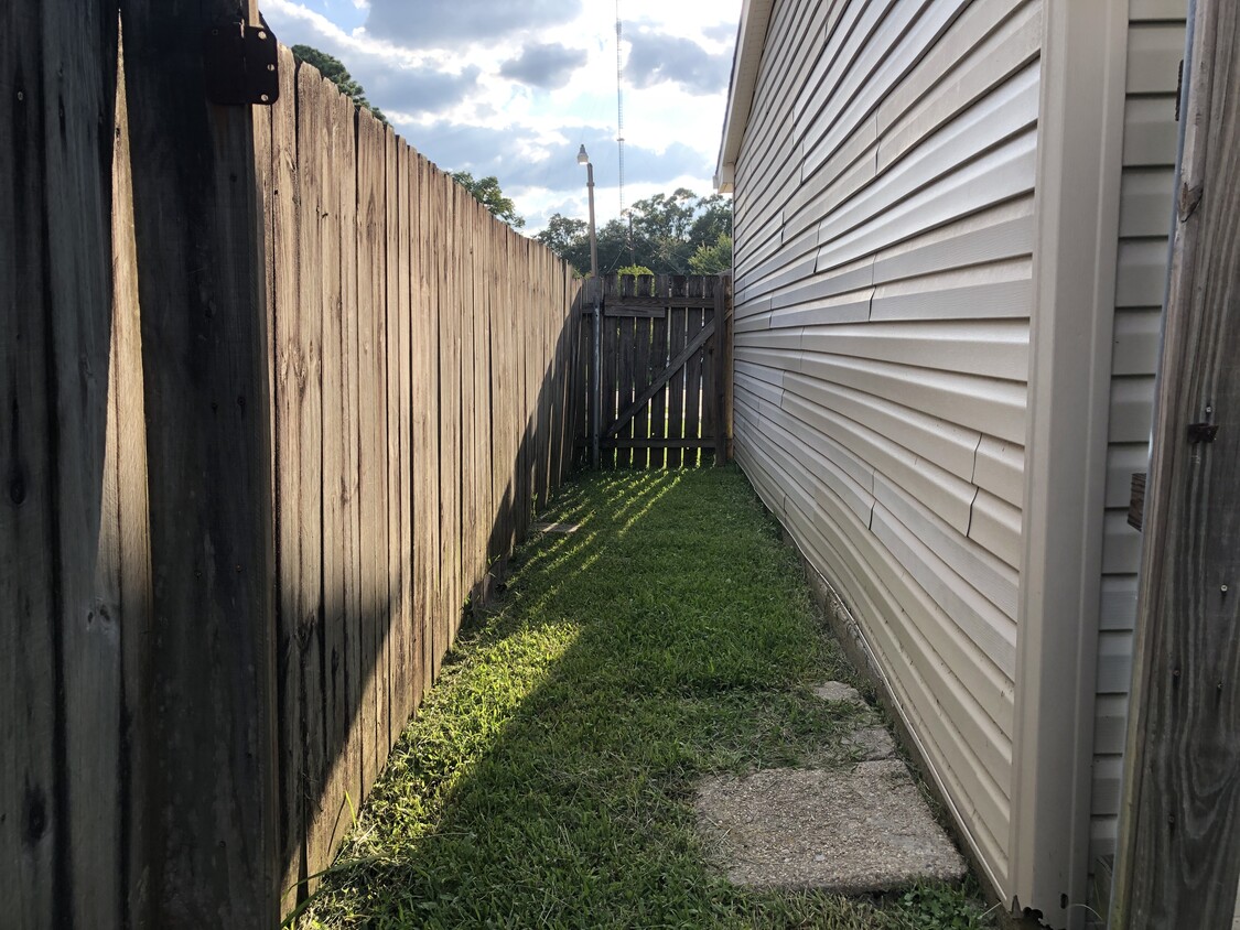 Right side - 509 Farmington Pl