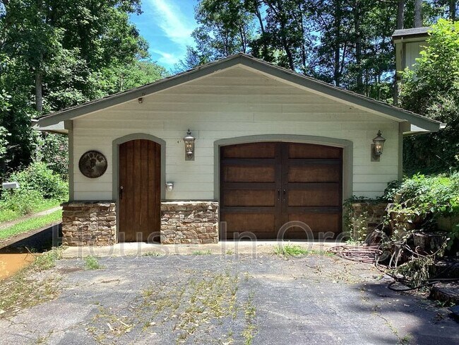 Foto del edificio - 12 Rockwood Ln