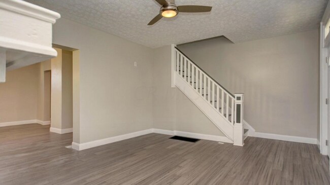 Building Photo - 735 Siebert St