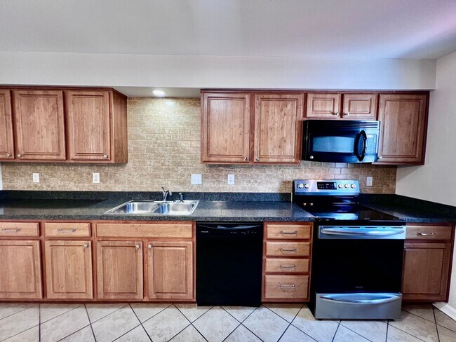 Building Photo - Gorgeous townhouse in the heart of Virgini...