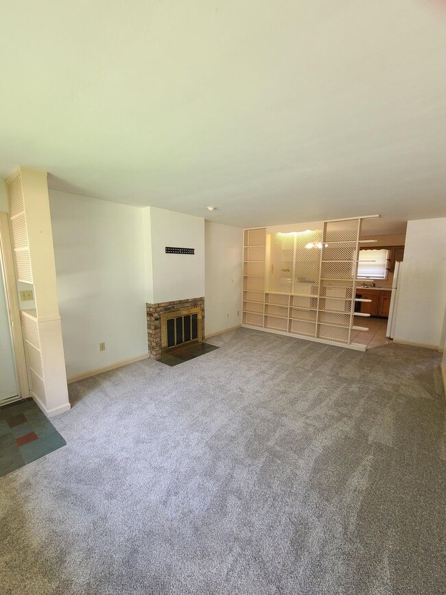 Building Photo - 2207 Pond St