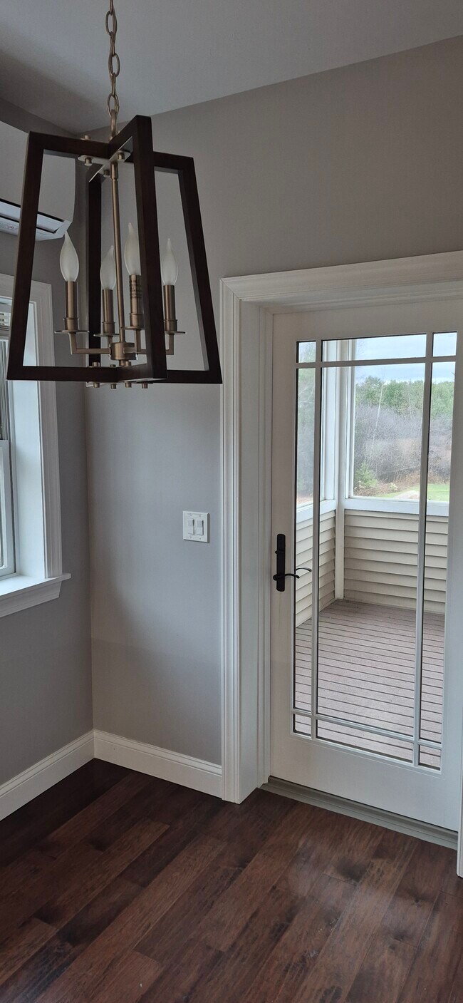 Foto del edificio - 61 Laconia Rd