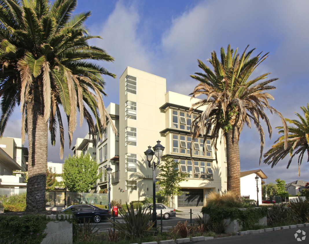Building Photo - DeVries Place