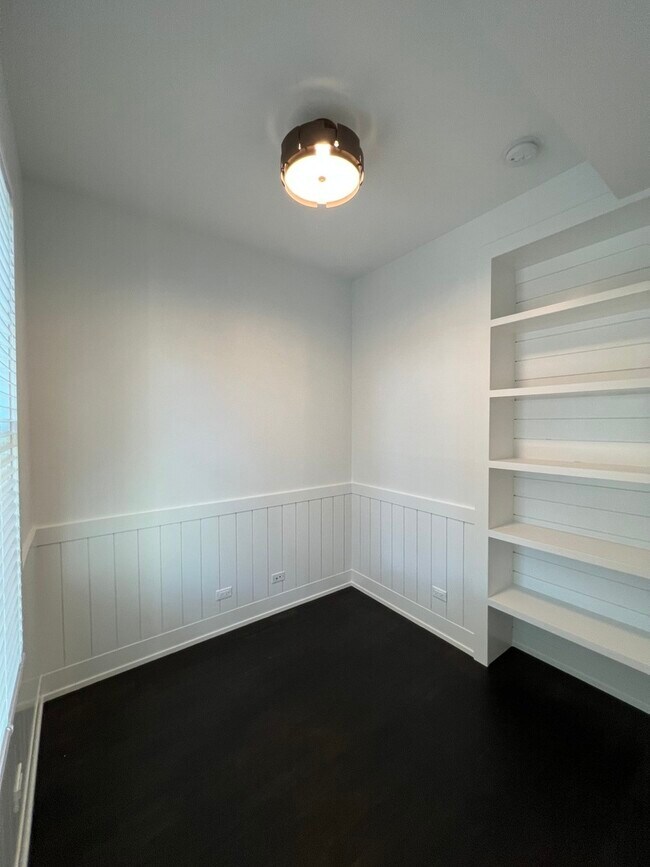 Building Photo - 2976 N Ridgeway Ave