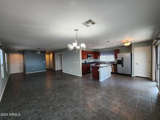 Foto del edificio - 40443 W Helen Ct
