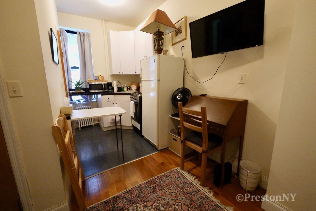 Primary Photo - 132 Thompson St