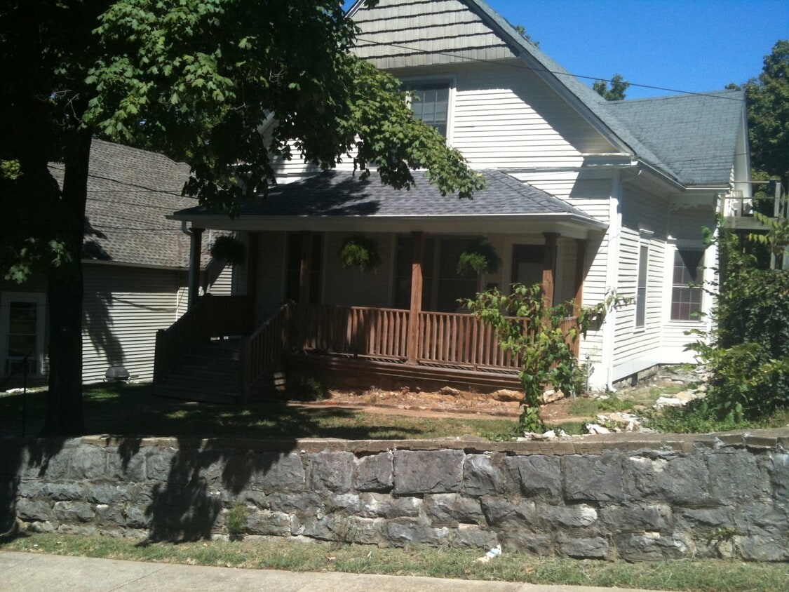 Primary Photo - 656 E 8th Ave