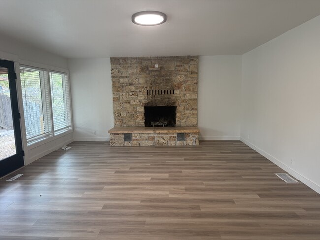 Building Photo - 3103 Stinson Ave