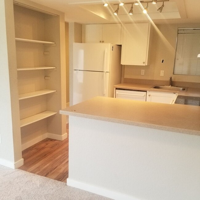 Building Photo - Ready for move in! Top Floor Condo with Fi...