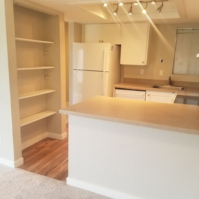 Foto del edificio - Ready for move in! Top Floor Condo with Fi...