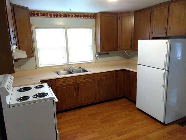 Building Photo - Single Family Home - Large Fenced Yard