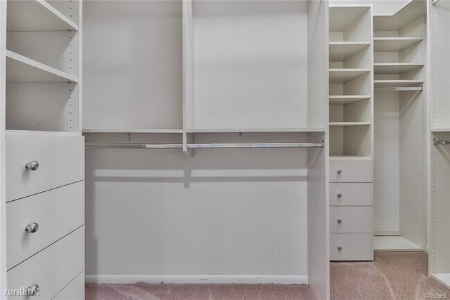 Foto del edificio - 3 br, 3 bath House - 23556 Califa St