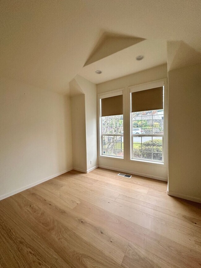 Foto del edificio - Large Three Bedroom Home in the Hills of West Salem