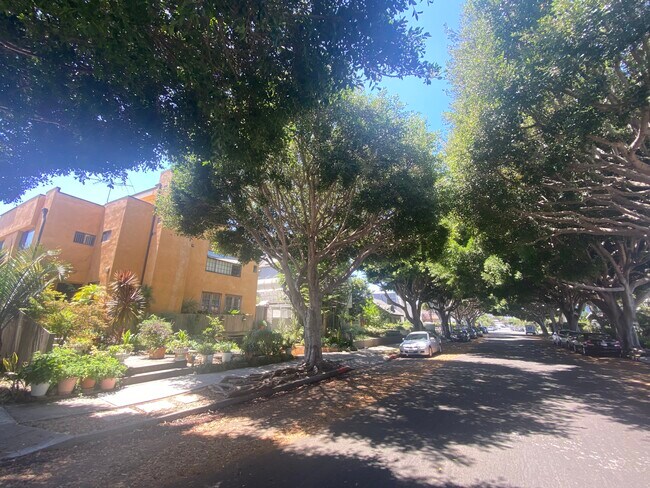 El edificio en Niza Street - 1030 Bay St
