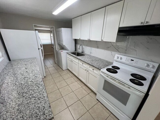 Photo - 809 1/2 W Warren St- House