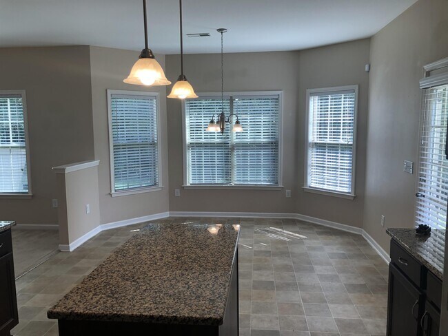 Foto del edificio - 12 Loyalist Rd